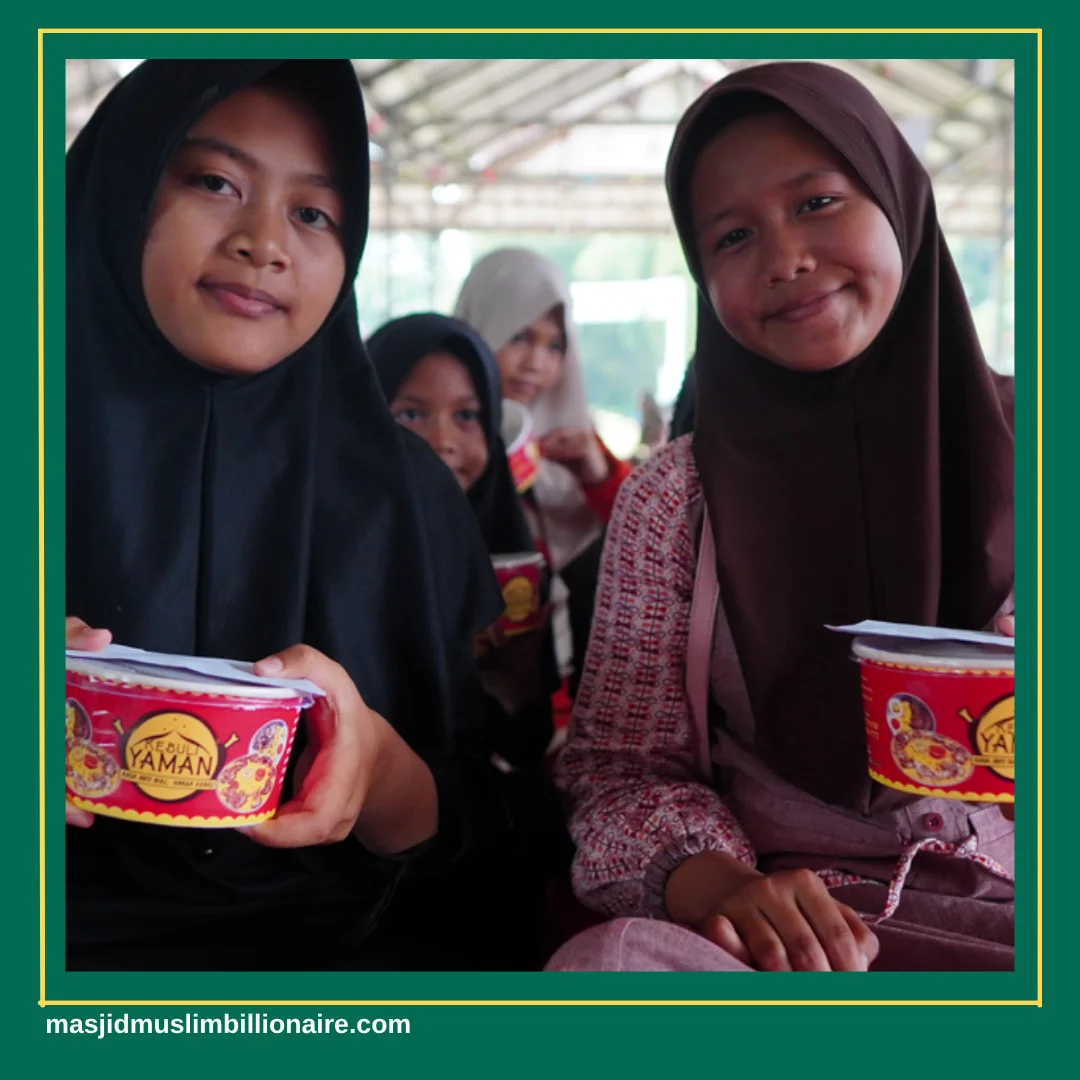 Anak yatim menerima perhatian dan santunan yang bermartabat