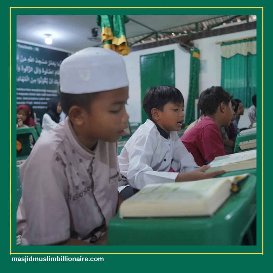 Anak yatim belajar membaca Al Quran bersama
