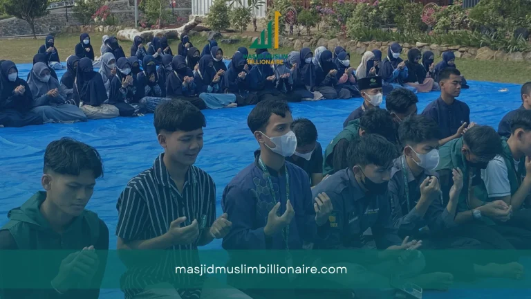 Abu Vulkanik Menyelimuti Kawasan MMB, Insan Masjid Muslim Billionaire Laksanakan Shalat Istisqo 